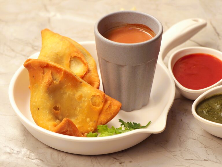 Chai aur Punjabi Samosa (2 Samosa)